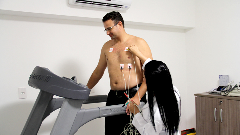 Em pacientes sem histórico de cardiopatia, quem deverá fazer um teste de esforço antes de iniciar a prática de exercícios físicos?